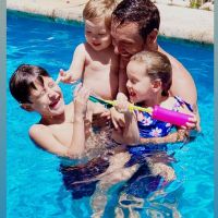 De vacaciones: Las tiernas fotos de Benjamín Vicuña jugando con sus hijos