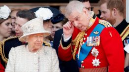 La reina Isabel le retiró los títulos a su hijo Andrew, quien irá a juicio por abuso sexual