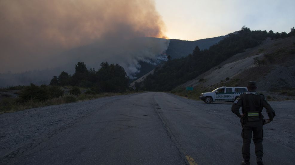 Las llamas del incendio en Bariloche alcanzaron la ruta 40 y mucha gente  quedó varada | Perfil