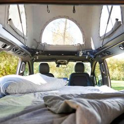 El interior del habitáculo permite desplegar otra cama que se extiende a todo lo ancho del vehículo. 