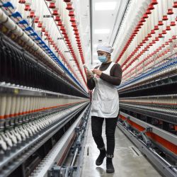 Imagen de una trabajadora en una fábrica textil en un parque industrial integrado, en el distrito de Moyu de Hotan, en el noroeste de China. | Foto:Xinhua/Ding Lei