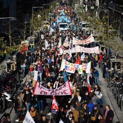 Profesores y personal de las escuelas marchan durante una manifestación convocada por los sindicatos de profesores para denunciar "un desorden indescriptible" a causa de las medidas del nuevo gobierno contra Covid-19, en Marsella, sur de Francia. | Foto:CLEMENT MAHOUDEAU / AFP