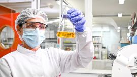 El laboratorio Wiener Lab, con planta productiva en Rosario, será el primero en producir en el país los autotest rápidos de detección orientativa del coronavirus, se informó hoy luego de recibir la aprobación de la Administración Nacional de Medicamentos, Alimentos y Tecnología Médica (Anmat) para fabricar este producto que será de venta "libre" en farmacias y droguerías de todo el país.