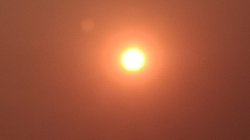 Por qué el sol se vio entre naranja y rojo en el atardecer de este