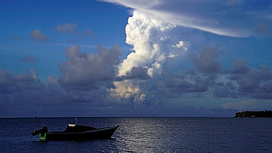 La erupción de un volcán submarino provocó un tsunami en Tonga y alerta en costas de medio planeta.