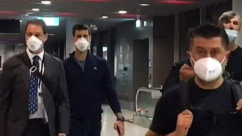 La última foto de Djokovic en Australia: rumbo al avión en que dejaría el país.