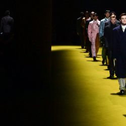 El actor estadounidense Kyle MacLachlan, los actores británicos Louis Partridge y Thomas Brodie-Sangster, y modelos presentan creaciones para la colección de moda masculina otoño/invierno 2022/2023 de Prada. | Foto:MIGUEL MEDINA / AFP