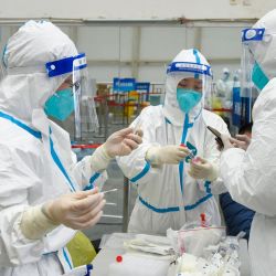 Esta foto muestra a trabajadores sanitarios recogiendo muestras para analizar el coronavirus Covid-19 en Ningbo, en la provincia oriental china de Zhejiang. | Foto:AFP