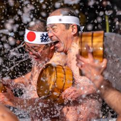 Los creyentes sintoístas del santuario Kanda Myojin se bañan en agua fría para purificar sus almas y cuerpos durante un ritual de Año Nuevo en Tokio, Japón. | Foto:Philip Fong / AFP