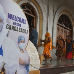 Los peregrinos esperan en una cola para entrar en un templo para ofrecer oraciones durante el festival religioso hindú de Gangasagar Mela en la isla de Sagar, a unos 150 km al sur de Calcuta,, India. | Foto:DIBYANGSHU SARKAR / AFP