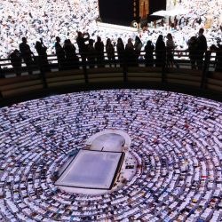 Los visitantes recorren el Pabellón de Arabia Saudí en la Expo 2020 de Dubai, en el emirato del Golfo, con una proyección de una escena de la peregrinación en la ciudad santa de La Meca. | Foto:GIUSEPPE CACACE / AFP