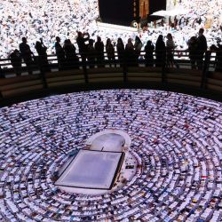 Los visitantes recorren el Pabellón de Arabia Saudí en la Expo 2020 de Dubai, en el emirato del Golfo, con una proyección de una escena de la peregrinación en la ciudad santa de La Meca. | Foto:GIUSEPPE CACACE / AFP