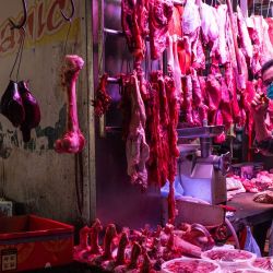 Un carnicero espera a los clientes en un mercado en el área de Wanchai de Hong Kong. | Foto:Bertha Wang / AFP