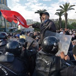 Un hombre tunecino ondea la bandera nacional de su país durante las protestas contra el presidente Kais Saied, en el 11º aniversario de la revolución tunecina. | Foto:FETHI BELAID / AFP