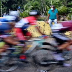 Una persona observa a los ciclistas del pelotón durante la primera etapa de la 57ª Vuelta al Táchira en Bicicleta, en San Cristóbal, Estado de Táchira, Venezuela. | Foto:Jhonny Parra / AFP