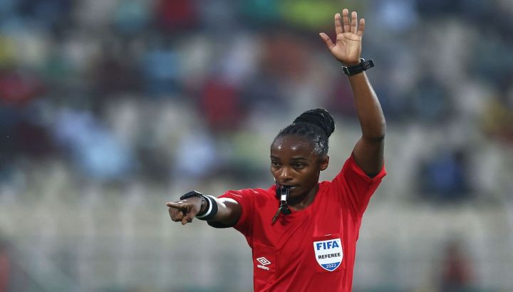 Salima Mukansanga, la primera mujer en árbitrar un partido de la Copa África. 