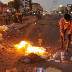 Manifestantes sudaneses levantan barricadas de ladrillos y fuego en la calle 60 de la capital, Jartum, como parte de una campaña de desobediencia civil tras la muerte de siete manifestantes antigolpistas. | Foto:AFP