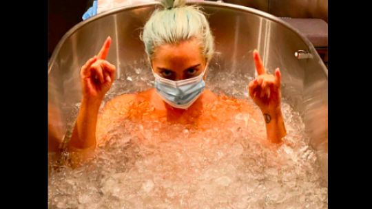 Lady Gaga se sumerge en una pileta llena de hielo