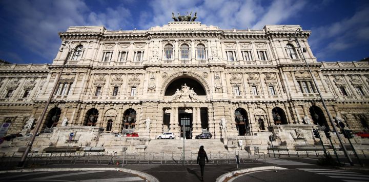 Esta foto muestra el Palazzo di Giustizia (Palacio de Justicia), llamado Palazzaccio, sede del Tribunal Supremo de Casación en Roma, Italia.