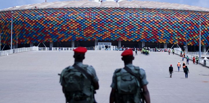 Soldados cameruneses patrullan a la entrada del estadio Olembe en Yaoundé, durante el inicio de la Copa Africana de Naciones.