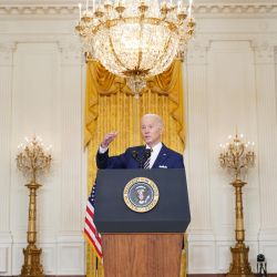 El presidente de EE.UU., Joe Biden, responde a preguntas durante una conferencia de prensa en la Sala Este de la Casa Blanca, en Washington, DC. | Foto:MANDEL NGAN / AFP