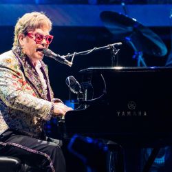 Elton John actúa durante la gira Farewell Yellow Brick Road en el Smoothie King Center en Nueva Orleans, Luisiana. | Foto:Erika Goldring/Getty Images/AFP