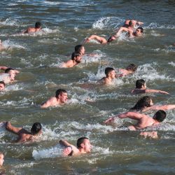 Fieles ortodoxos serbios se bañan en el río Danubio en Zemun, cerca de Belgrado, para celebrar la Epifanía, limpiándose con el agua considerada sagrada para ese día. | Foto:ANDREJ ISAKOVIC / AFP