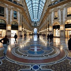 La imagen muestra a personas paseando en el centro comercial de lujo Galleria Vittorio Emanuele II en el centro de Milán, Italia. | Foto:MIGUEL MEDINA / AFP