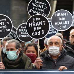 Manifestantes se reúnen frente a la Asociación de Derechos Humanos para conmemorar el 15º aniversario del asesinato del periodista turco-armenio Hrant Dink, en Ankara, Turquia. | Foto:ADEM ALTAN / AFP