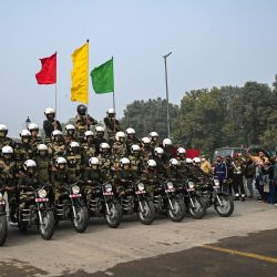 Miembros del equipo de motociclistas temerarios participan en un ensayo para el próximo desfile del Día de la República en Nueva Delhi, India. | Foto:PRAKASH SINGH / AFP