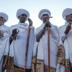 Sacerdotes ortodoxos etíopes de pie durante la celebración de la víspera de Timkat, la Epifanía etíope, en la ciudad de Gondar, Etiopía. | Foto:EDUARDO SOTERAS / AFP