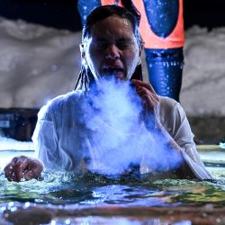 Un fiel cristiano ortodoxo se sumerge en el agua helada de un estanque durante la celebración de la fiesta de la Epifanía en Moscú, Rusia. | Foto:KIRILL KUDRYAVTSEV / AFP