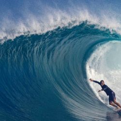 Un surfista practica antes del Billabong Pipeline Masters 2022, en Backdoor Pipeline, en la costa norte de Oahu, Hawái. | Foto:Brian Bielmann / AFP