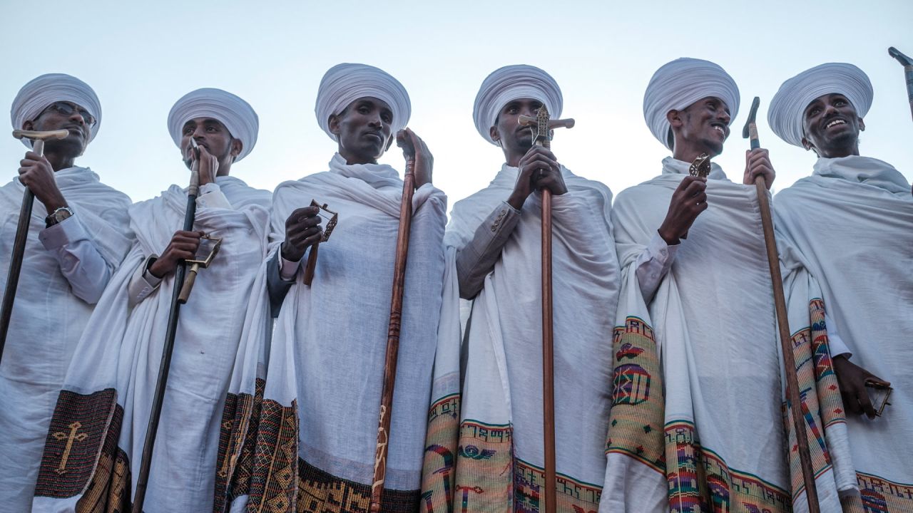 Sacerdotes ortodoxos etíopes de pie durante la celebración de la víspera de Timkat, la Epifanía etíope, en la ciudad de Gondar, Etiopía. | Foto:EDUARDO SOTERAS / AFP