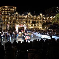 El piloto británico Elfyn Evans toma una salida del 90º Rally WRC Monte-Carlo, en Mónaco. | Foto:VALERY HACHE / AFP