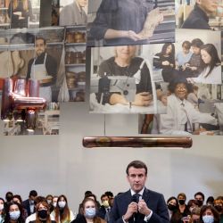 El presidente francés Emmanuel Macron pronuncia un discurso mientras visita los talleres de Metiers d'Art de Chanel en le 19M, el edificio que alberga a unos 600 artesanos, en París. | Foto:CHRISTIAN HARTMANN / POOL / AFP