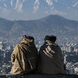 Miembros de los talibanes sentados con vistas a la ciudad de Kabul en la colina Wazir Akbar Khan en Kabul, Afganistan. | Foto:MOHD RASFAN / AFP