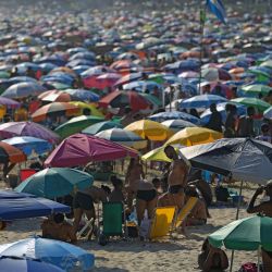 Personas son vistas en la playa de Ipanema en Río de Janiero, Brasil, en medio de la nueva ola de casos de la variante Omicron COVID-19. | Foto:CARL DE SOUZA / AFP