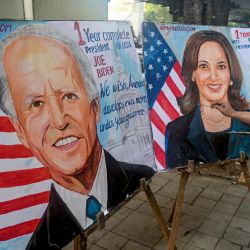 Un pintor da los últimos retoques a los cuadros que representan al presidente de EE.UU. Joe Biden y a la vicepresidenta Kamala Harris para conmemorar el aniversario de su primer año en el cargo, en Mumbai. | Foto:INDRANIL MUKHERJEE / AFP
