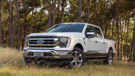 El modelo se destaca por su motorización híbrida, que se compone de dos motores.