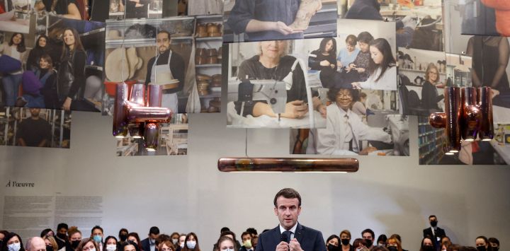 El presidente francés Emmanuel Macron pronuncia un discurso mientras visita los talleres de Metiers d'Art de Chanel en le 19M, el edificio que alberga a unos 600 artesanos, en París.