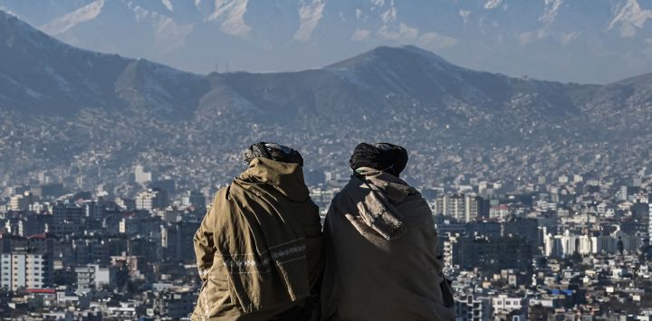 Miembros de los talibanes sentados con vistas a la ciudad de Kabul en la colina Wazir Akbar Khan en Kabul, Afganistan.