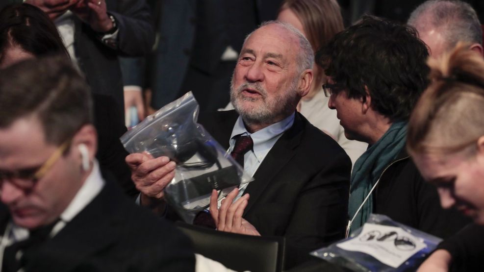 Stiglitz Sees ‘Significant Haircuts’ for Argentine Debt
