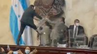 Las escenas de la violencia en el Congreso hondureño se viralizaron en redes sociales.