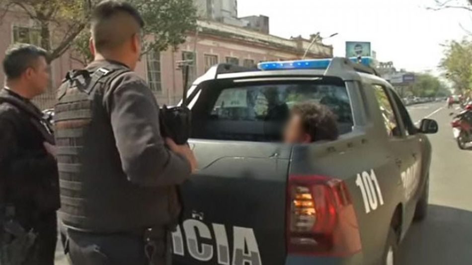 El detenido en Santiago, ya demorado por la policía. Se masturbó en un local de quiniela.