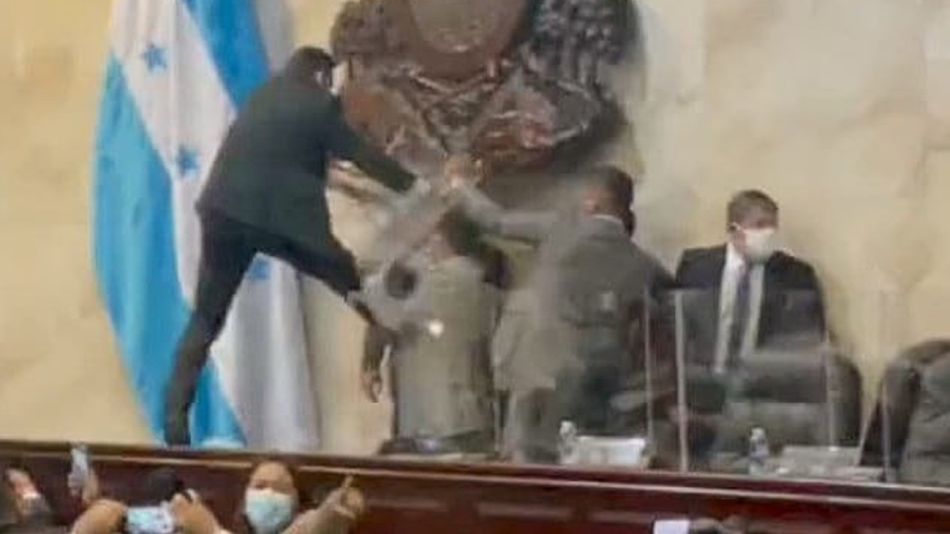 Las escenas de la violencia en el Congreso hondureño se viralizaron en redes sociales.