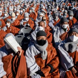 La Orden Jogye, la mayor secta budista de Corea del Sur, celebra una concentración masiva de 5.000 budistas para protestar contra el supuesto "sesgo religioso" de la administración del presidente surcoreano Moon Jae-in, en el templo Jogye de Seúl. | Foto:ANTHONY WALLACE / AFP