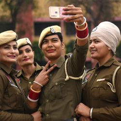 Personal policial femenino se toma fotos selfie durante un ensayo para el próximo desfile del Día de la República, en Amritsar, India. | Foto:NARINDER NANU / AFP