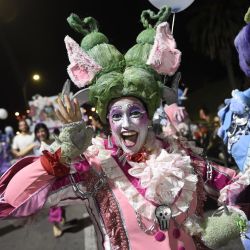 Una integrante de una murga participa en el desfile inaugural del Carnaval 2022 en las canteras del Parque Rodó, en Montevideo, capital de Uruguay. | Foto:Xinhua/Nicolás Celaya