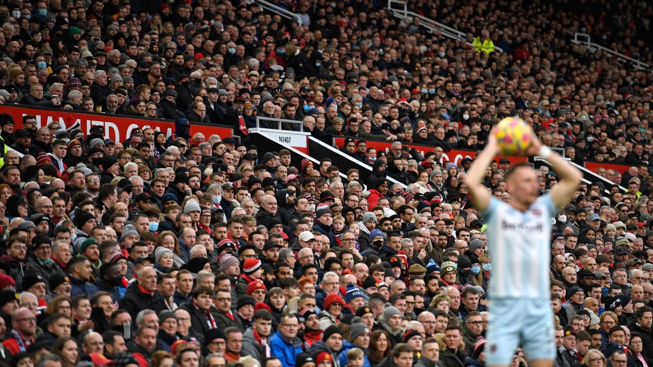 La gente mira desde la tribuna mientras un jugador realiza un saque de banda durante el partido de fútbol de la Premier League inglesa entre el Manchester United y el West Ham United en Old Trafford en Manchester, noroeste de Inglaterra. | Foto:OLI SCARFF / AFP